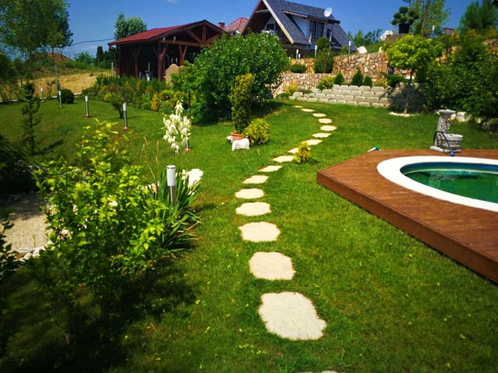 Hangulatos kerti kis utak, ösvények kialakítására ajánljuk kerti tipegőinket. www.terkoesdiszko.hu